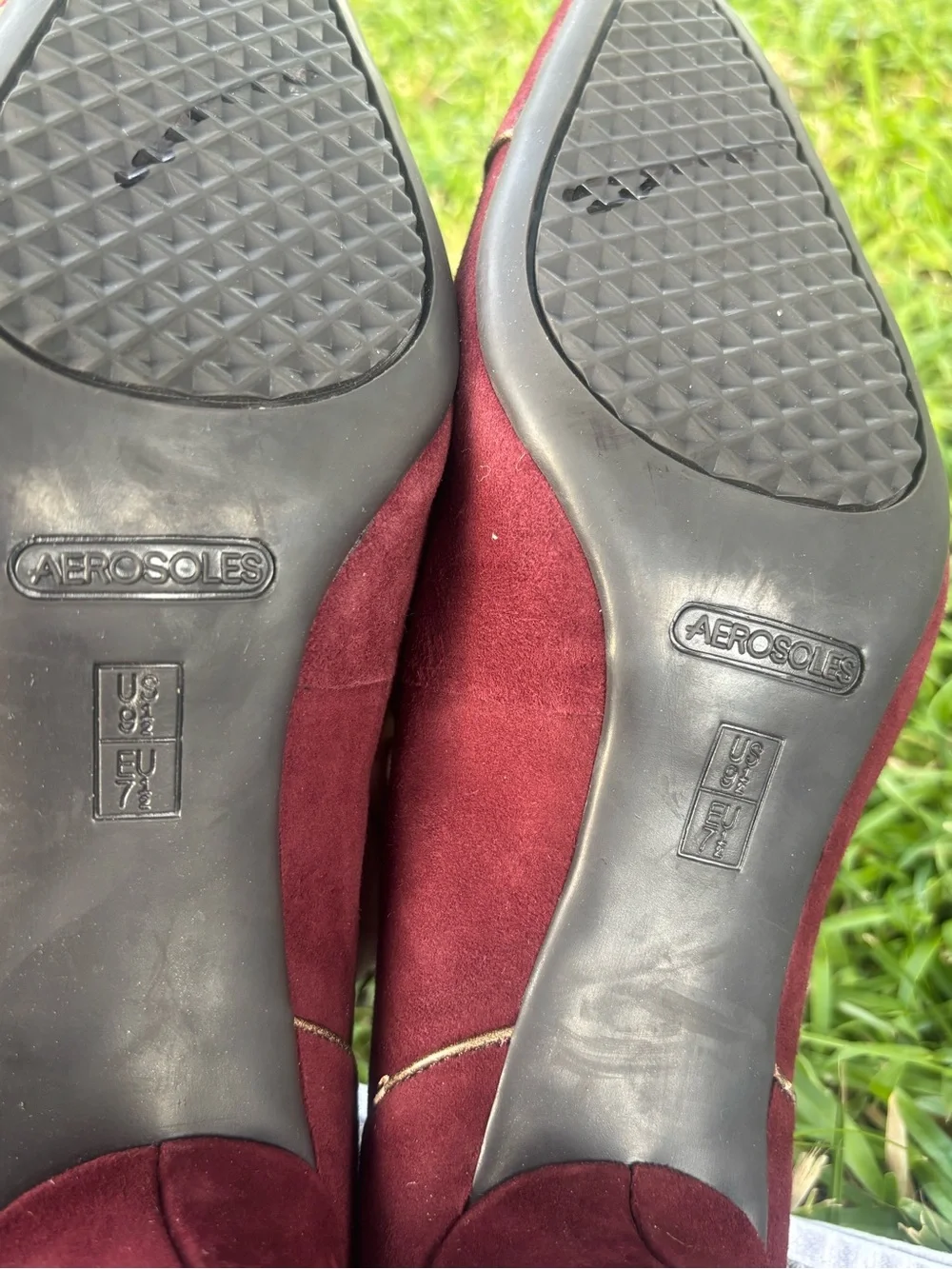 AEROSOLES Women's Burgundy Suede Low Heels with Contrast Trim Size 8.5